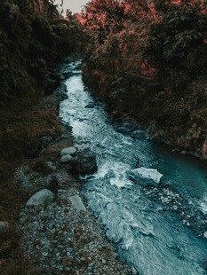 山间溪流美景