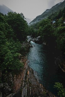山间幽美溪流景色
