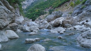 山间溪流与嶙峋怪石