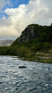 山间河流与壮丽岩石景观