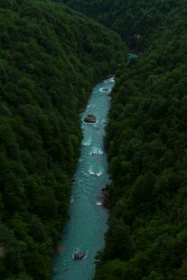 青山间的碧流与漂流者