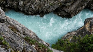 山间碧流穿岩石
