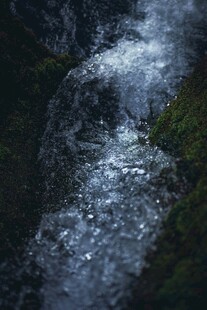 山间潺潺溪流