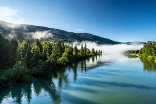宁静山水间的自然美景