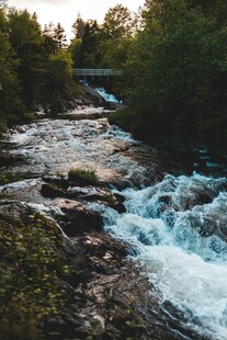 山间溪流奔腾的自然美景