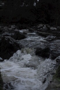 湍急溪流穿岩石