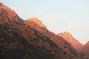 壮丽红岩山峰景观