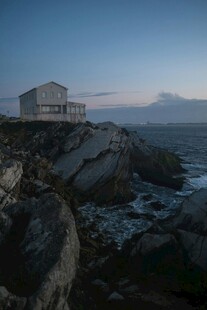 海边悬崖上的孤独小屋