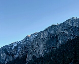 巍峨雪山峻岭壮丽风光
