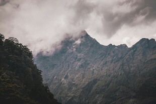 云雾缭绕的巍峨山峰