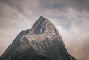 巍峨山峰云雾缭绕