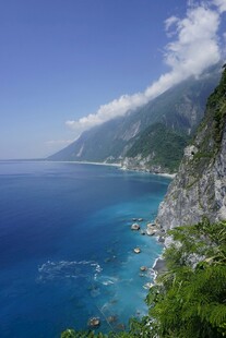 碧海青山间的绝美海岸线