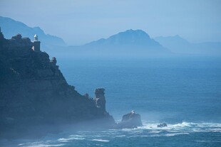 海边悬崖上的神秘城堡