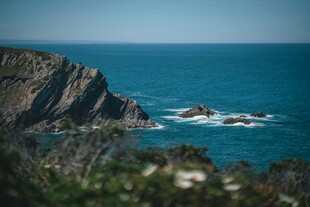 碧海与嶙峋礁石