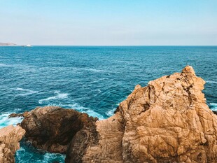 海边嶙峋礁石与蔚蓝大海