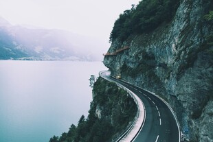 悬崖边蜿蜒的公路美景
