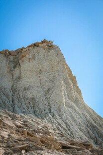 陡峭灰白山崖映蓝天