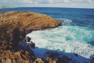 海岸边海浪拍打嶙峋礁石