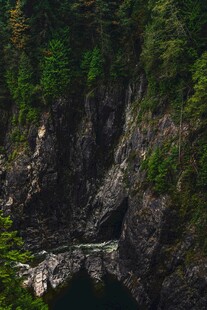 山间瀑布下的清幽景致