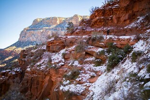 雪覆红岩的壮丽峡谷景观