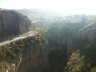山间悬崖公路壮丽景观