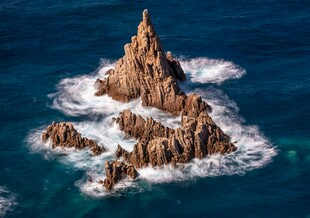 海中孤岩屹立