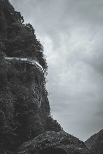 险峻山峰云雾缭绕