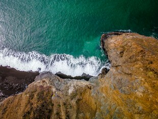 俯瞰碧海与嶙峋礁石