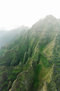 云雾缭绕的翠绿山峦