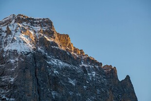 雪覆山峰映蓝天