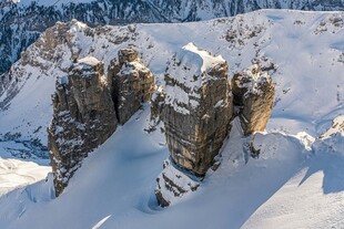 雪山中的奇特岩石景观