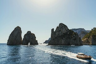 海上游船与奇特岩石景观