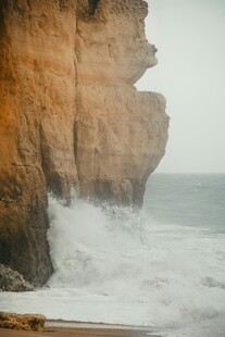 海浪拍击岸边陡峭岩石