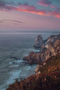 海边壮丽日落与嶙峋礁石