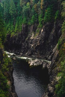 峡谷间的河流与桥梁