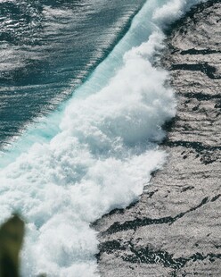 汹涌海浪拍打岸边岩石