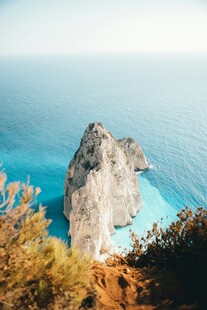 悬崖边的绝美蓝色海域