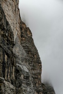 云雾缭绕的陡峭岩石山峰