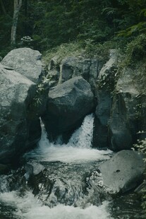 山间溪流穿石而过