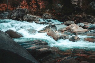 山间湍急溪流与嶙峋怪石