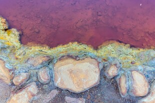 多彩矿石纹理特写