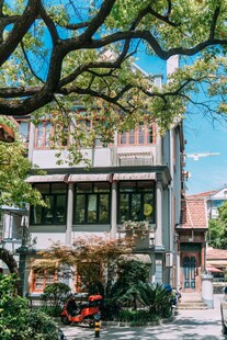 中式庭院建筑绿树环绕