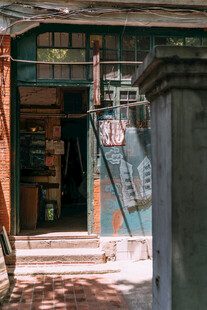老旧门洞下的斑驳景象
