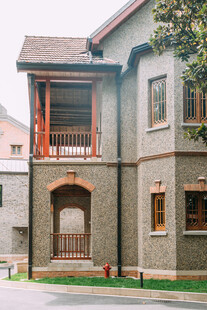 复古风格独栋灰砖建筑