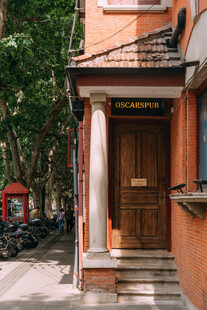 复古风格街边木质门建筑