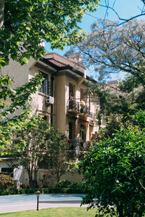 古典建筑隐于葱郁绿树间