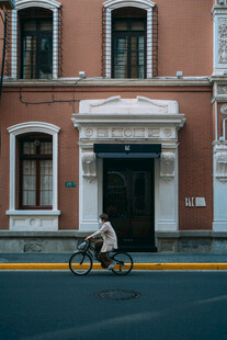 街头骑行者与复古建筑