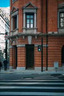 街角红砖建筑与行人景象