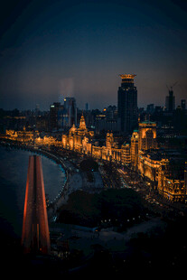 夜幕下的城市河畔风光