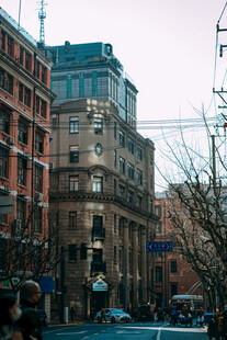 城市街景中的复古建筑